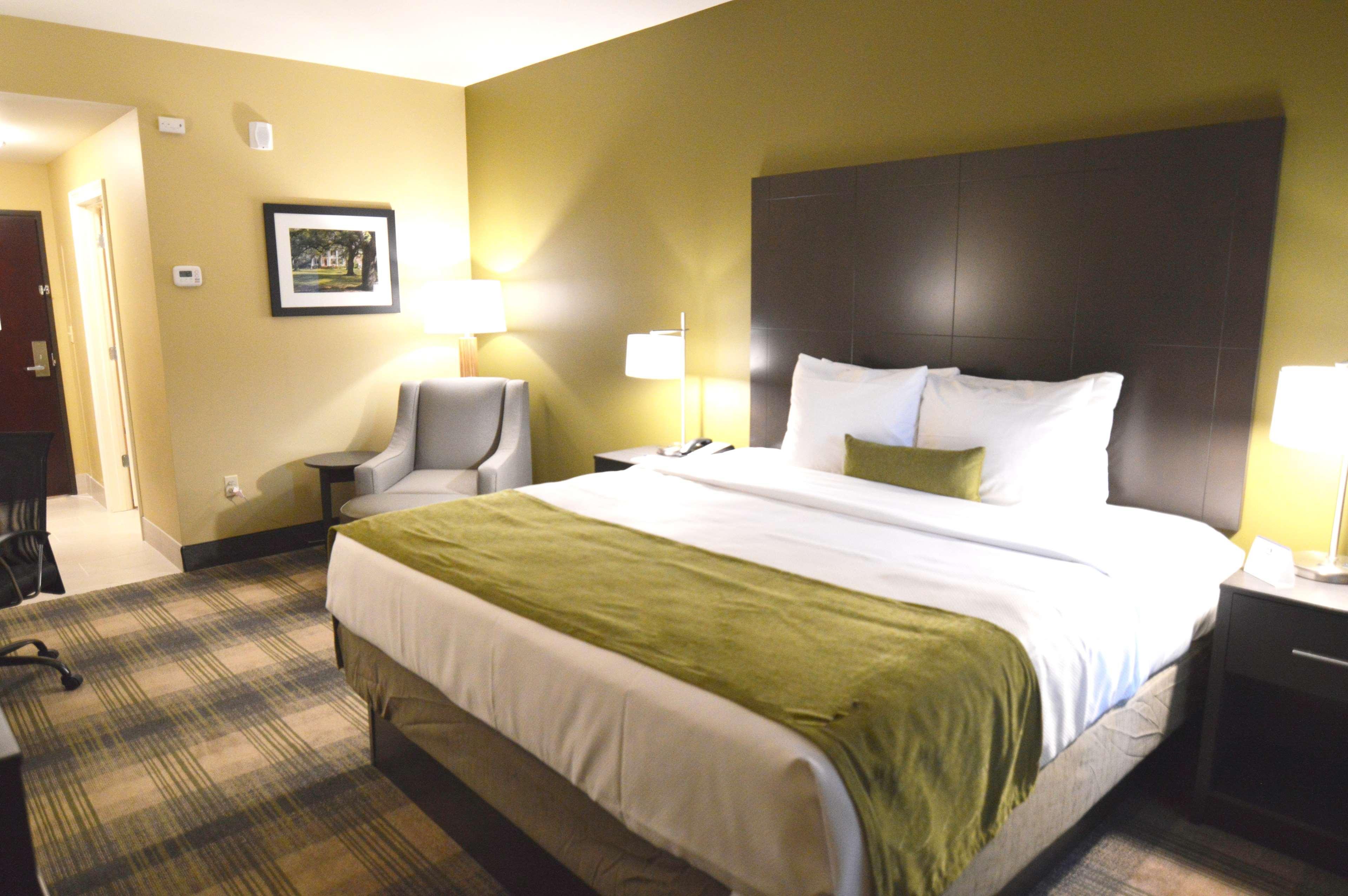 Western New Orleans Airport 3*